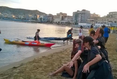 Arrivo a Crotone dei kayak con Vanessa e Francesco